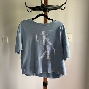 CALVIN KLEIN cropped tee.